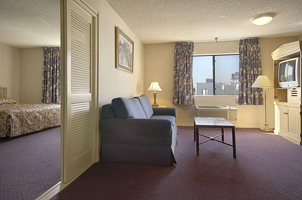 Ramada By Wyndham Los Angeles/Wilshire Center Exterior photo