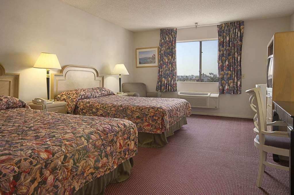 Ramada By Wyndham Los Angeles/Wilshire Center Exterior photo